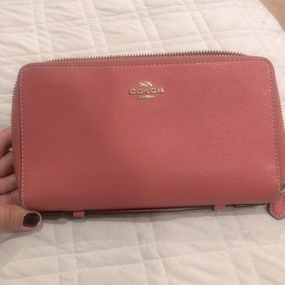 Almost new Coach wallet can be used as a small purse